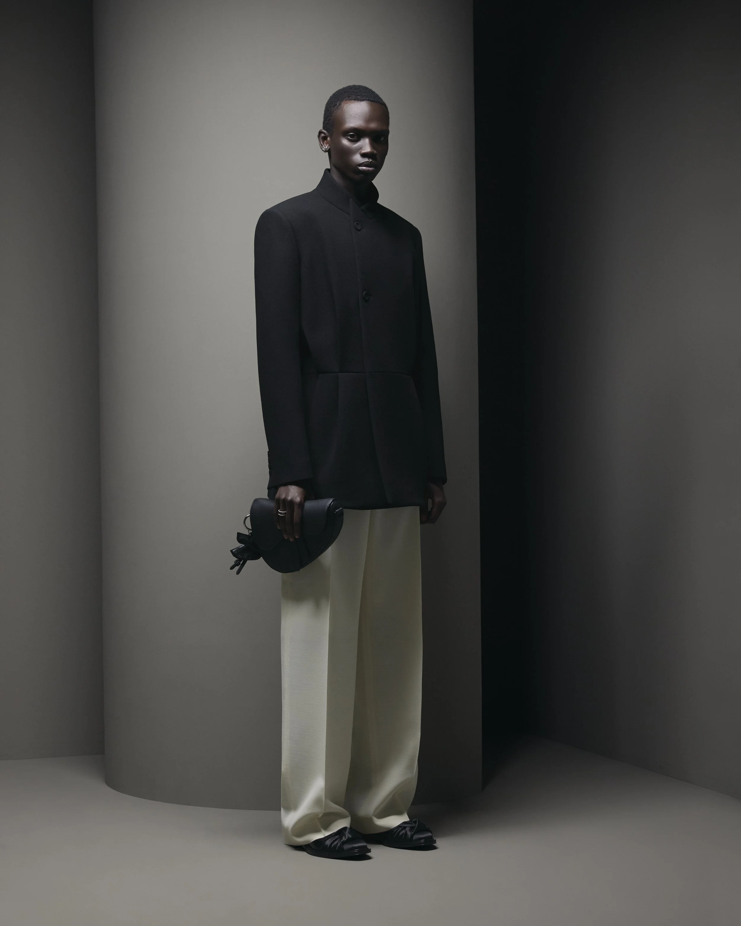 DIOR REINVENTS THE ICONIC SADDLE BAG — Numéro Netherlands